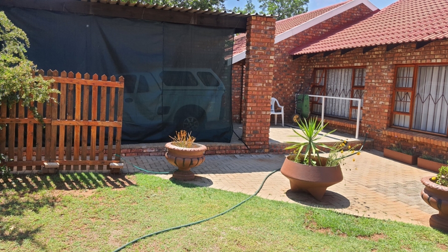 2 Bedroom Property for Sale in Langenhovenpark Free State